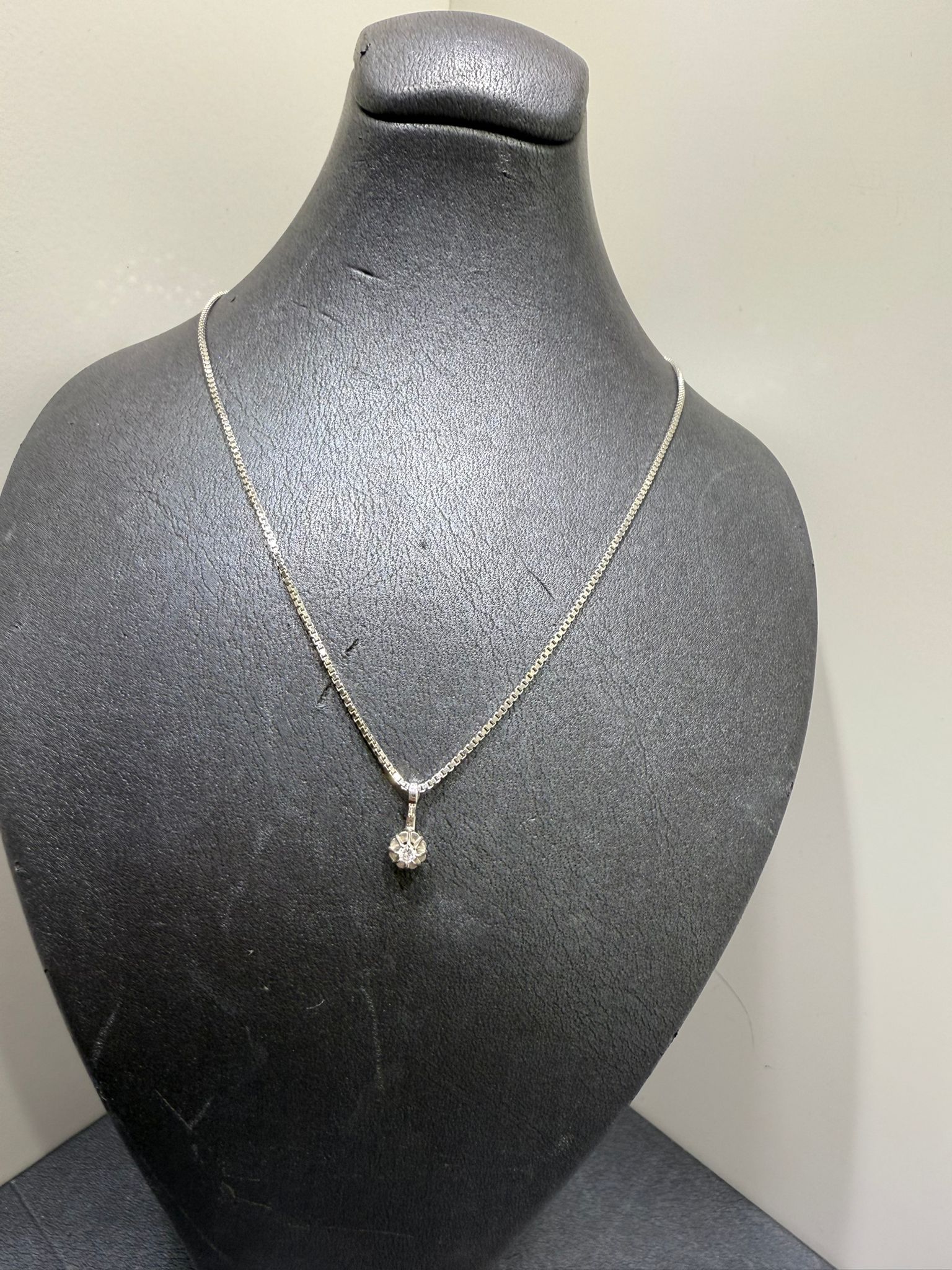 Begagnad Halsband med Diamant