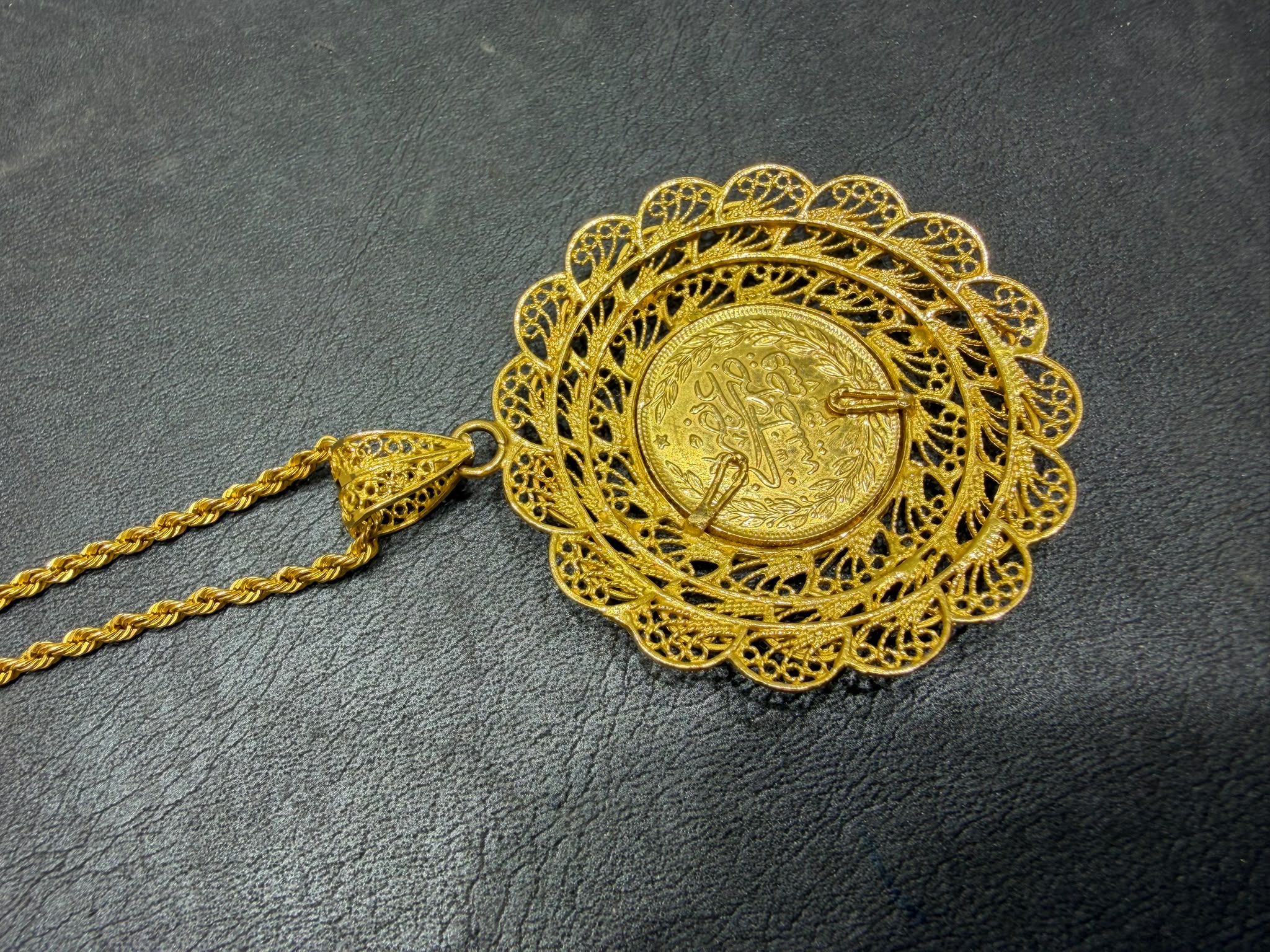 Begagnat halsband med ram och turkiskt guldmynt i 21K - 25,90g - Bild 3