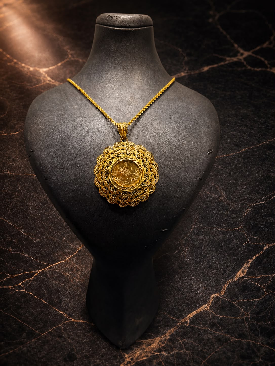 Begagnat halsband med ram och turkiskt guldmynt i 21K - 25,90g
