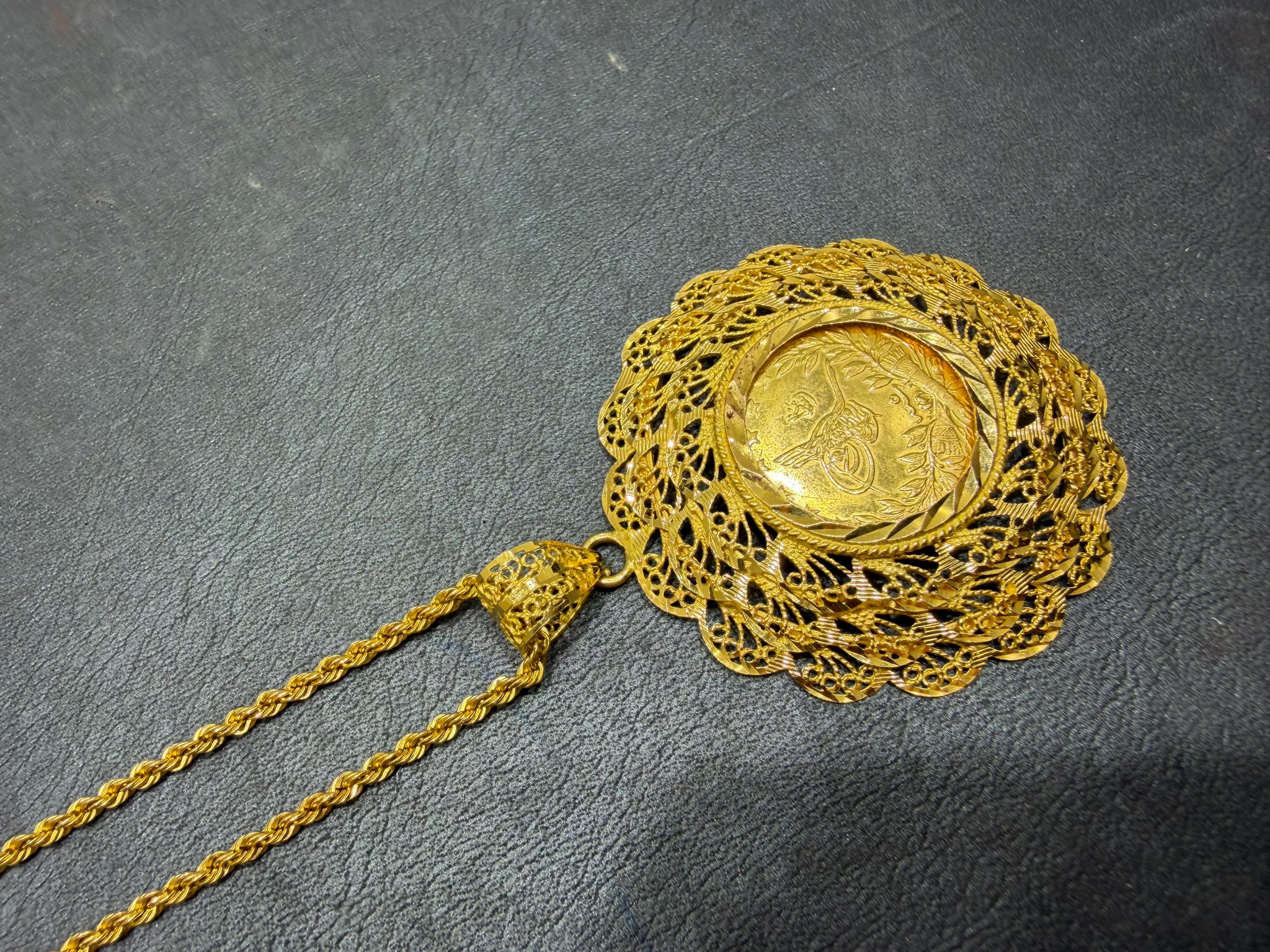 Begagnat halsband med ram och turkiskt guldmynt i 21K - 25,90g - Bild 4