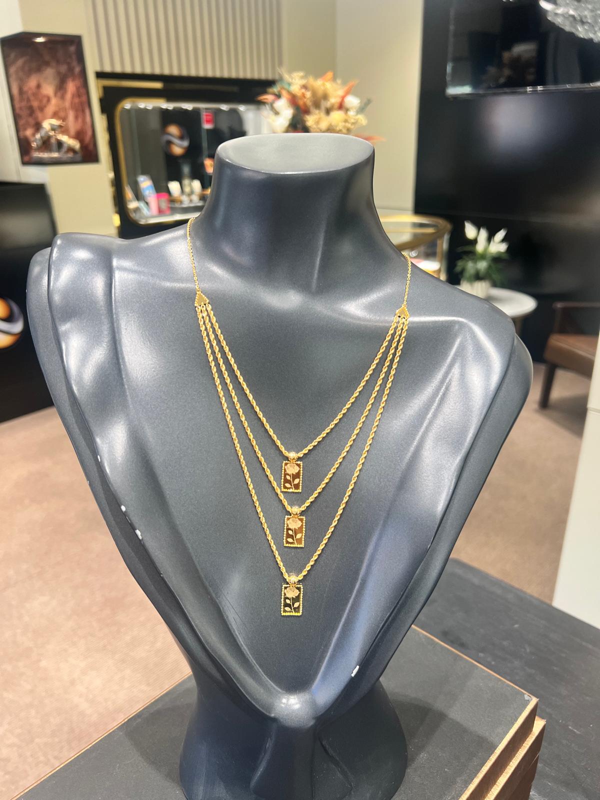 Begagnad Halsband 21K Motiv blomma - 9,46g